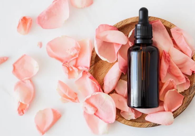 Floral Water (Hydrolat): What It Is, Benefits, Uses & How to Use It